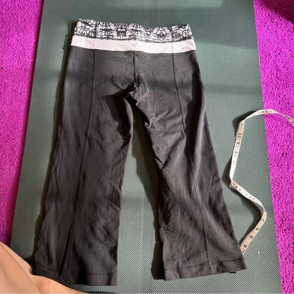 Reversible Lululemon Groove Crop SZ 4-Glacier Lace/Black - Picture 10 of 13
